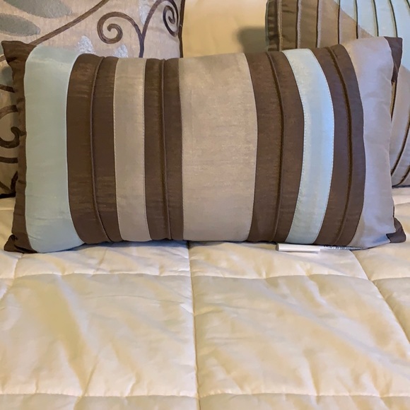 Decorative pillows - Picture 2 of 10